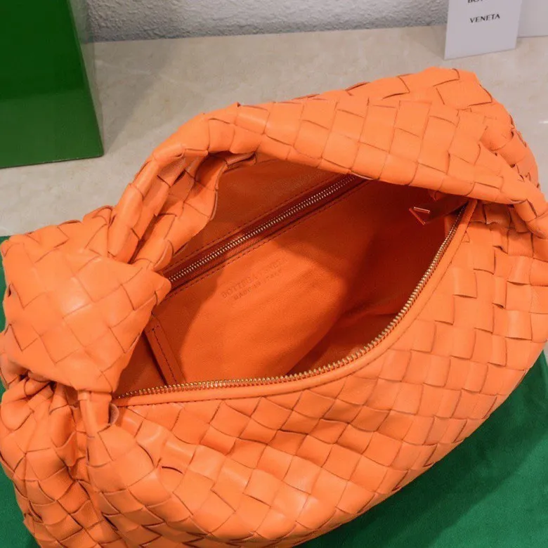 Batch 1460 BV Bottega Veneta 2022 Early Spring New Ladies Medium JODIE Handbag BV Bag 🔥The new method is to round the corners on the original basis and knot the round hobo bag with classic woven leather. The most iconic triangular pull-out design, using sheepskin draped soft shape, is super suitable for concave shapes~ Jodie feels really gentle to people, and is definitely the best item for daily matching. It has the same weave, new elements and twists, and is versatile. It is the new favorite of street style Internet celebrities! Size: 36*21*13 Model: 6697
